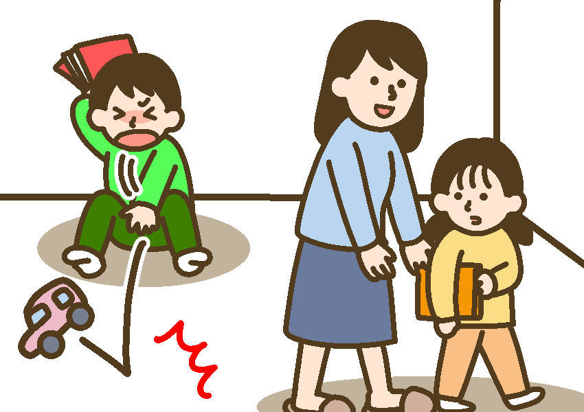 パニックになって部屋にあるものを投げる男児と、母親と一緒に別部屋に避難する妹