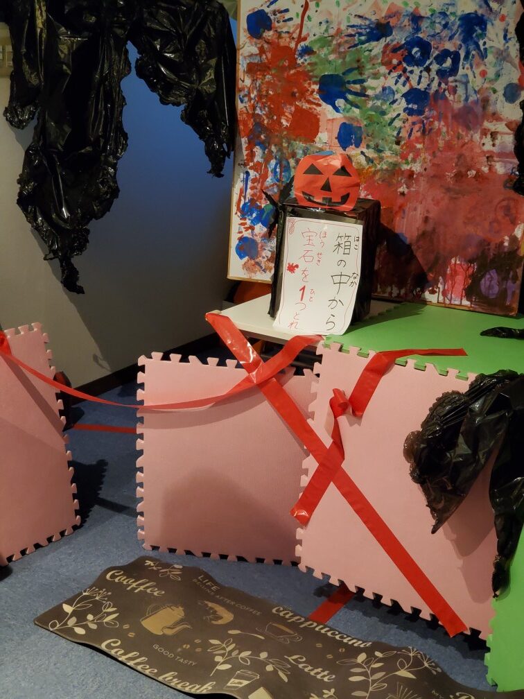 おばけ屋敷を作って遊びました! 発達に課題のあるお子さまの通所支援|ハッピーテラス